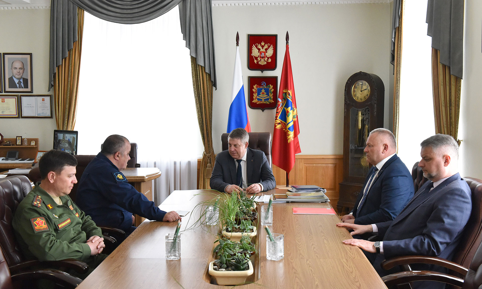 Состоялась встреча Губернатора Александра Богомаза с заместителем командующего Воздушно-десантными войсками России thumbnail